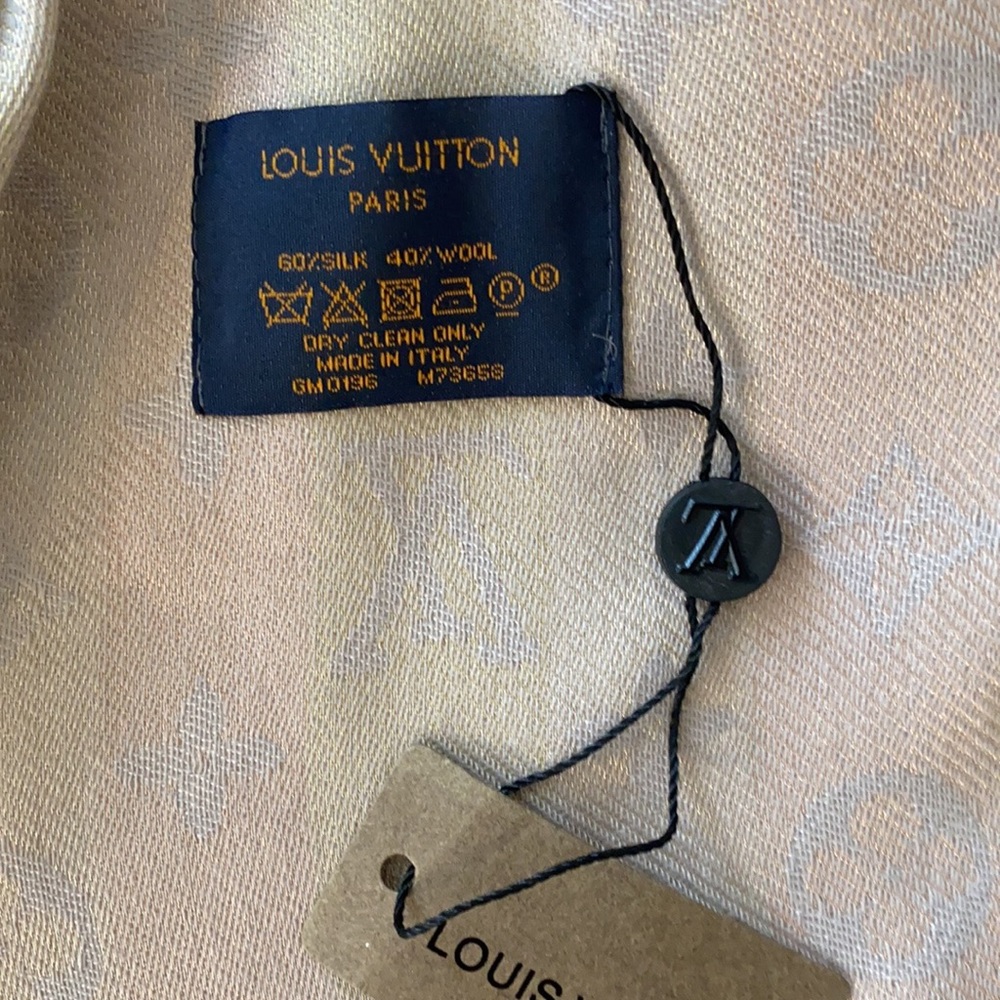 Louis Vuitton Monogram Shine Shawl - Picture 5 of 5
